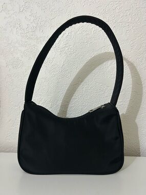 Classic Black Shoulder Bag - Sleek Minimalist Design